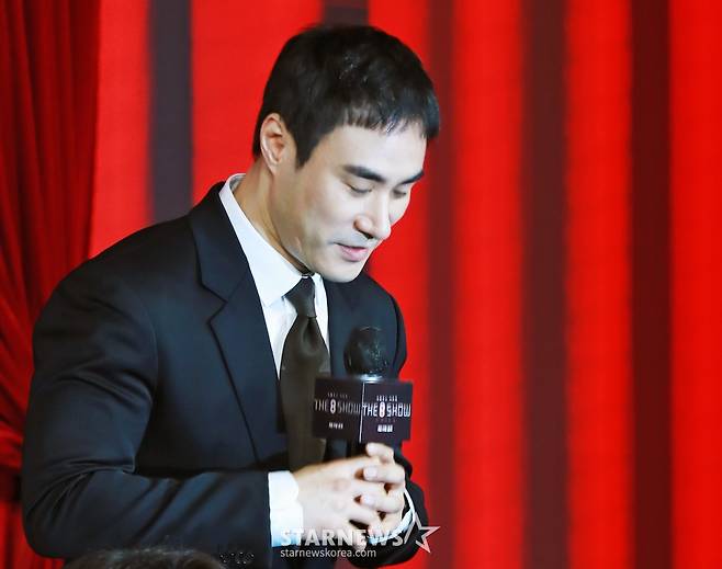 배우 배성우가 10일 오전 앰배서더 서울 풀만 호텔에서 진행된 넷플릭스 오리지널 시리즈 '더 에이트 쇼' 제작발표회에 참석해 질문에 답하고 있다.  8명의 인물이 8층으로 나뉜 비밀스런 공간에 갇혀 ‘시간이 쌓이면 돈을 버는’ 달콤하지만 위험한 쇼에 참가하면서 벌어지는 이야기 '더 에이트 쇼'는 오는 17일 공개된다. /2024.05.10 /사진=이동훈