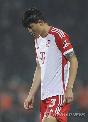 독일 바이에른 뮌헨이 김민재 대신 일본 출신 센터백 이토 히로키 영입을 고려 중이다. 에슬링게르차이퉁, 슈투트가르터 나흐리히텐 등 복수의 지역지는 10일 뮌헨과 보루시아 도르트문트 등이 이토 영입에 관심을 보이고 있다고 전했다. 이토는 센터백 뿐만 아니라 레프트백도 소화할 수 있는 멀티플레이어다. 바이아웃은 3000만 유로, 우리 돈 440억 정도로 저렴해 뮌헨이 전액을 지불하고 데려오겠다는 계획인 것으로 보인다. 연합뉴스