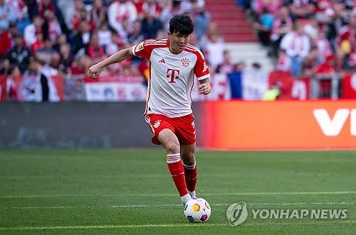 독일 바이에른 뮌헨이 김민재 대신 일본 출신 센터백 이토 히로키 영입을 고려 중이다. 에슬링게르차이퉁, 슈투트가르터 나흐리히텐 등 복수의 지역지는 10일 뮌헨과 보루시아 도르트문트 등이 이토 영입에 관심을 보이고 있다고 전했다. 이토는 센터백 뿐만 아니라 레프트백도 소화할 수 있는 멀티플레이어다. 바이아웃은 3000만 유로, 우리 돈 440억 정도로 저렴해 뮌헨이 전액을 지불하고 데려오겠다는 계획인 것으로 보인다. 연합뉴스