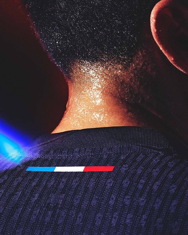 PSG와 용품 스폰서 나이키가 10일(한국시간) 공식 홈페이지를 통해 2024-2025시즌 새로운 홈 유니폼을 발표했다.&nbsp;다만 팀을 떠날 것이 유력한 킬리앙 음바페, 그리고 이강인이 유니폼 모델로 등장하지 않아 눈길을 끌었다. PSG