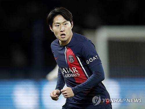 PSG와 용품 스폰서 나이키가 10일(한국시간) 공식 홈페이지를 통해 2024-2025시즌 새로운 홈 유니폼을 발표했다. 다만 팀을 떠날 것이 유력한 킬리앙 음바페, 그리고 이강인이 유니폼 모델로 등장하지 않아 눈길을 끌었다. 연합뉴스