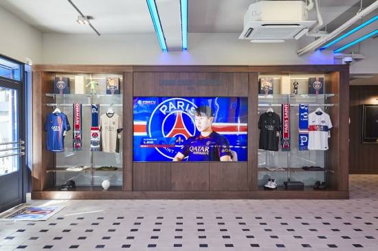 스페인 언론 문도 데포르티보가 3일 파리 특파원 기사를 통해 이강인이 킬리앙 음바페를 넘어 PSG에서 가장 많은 유니폼을 판매한 선수가 됐다고 전했다.&nbsp;PSG