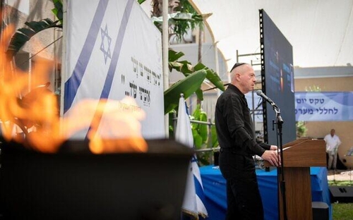 전몰장병 추념 행사에서 연설하는 요아브 갈란트 이스라엘 국방. [이스라엘 국방부 제공. 재판매 및 DB 금지]