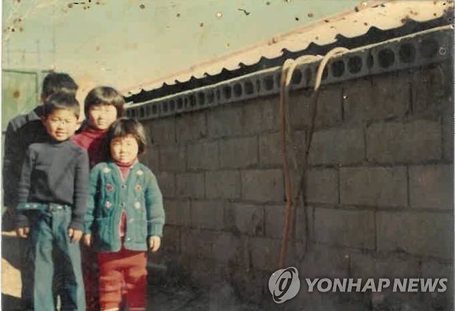 경남 합천군 대병면 회양리에서 마을 아이들과 어린 시절의 김민정 대표(앞줄 오른쪽, 바로 뒤는 언니) [본인 제공]
