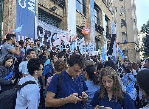 국립대 예산을 줄이는 것에 반대하는 아르헨티나 시민들의 시위 [연합뉴스 자료사진]