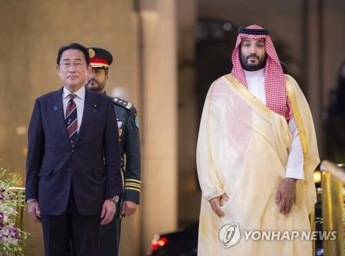 지난해 7월 기시다(왼쪽) 일본 총리 환영하는 빈 살만 왕세자 [EPA=연합뉴스 자료사진]