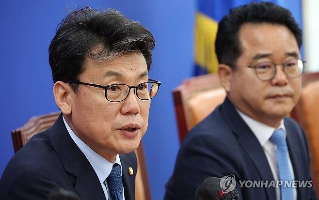 기자간담회 연 진성준 정책위의장 (서울=연합뉴스) 신준희 기자 = 더불어민주당 진성준 정책위의장이 10일 국회에서 기자간담회를 열고 인사말을 하고 있다. 2024.5.10 hama@yna.co.kr