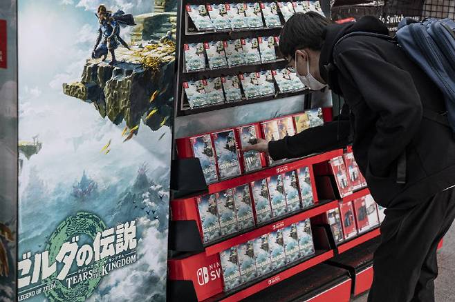 지난해 5월 일본의 한 매장에서 한 남성이 닌텐도 게임 신작을 고르고 있다. (사진=AFP)