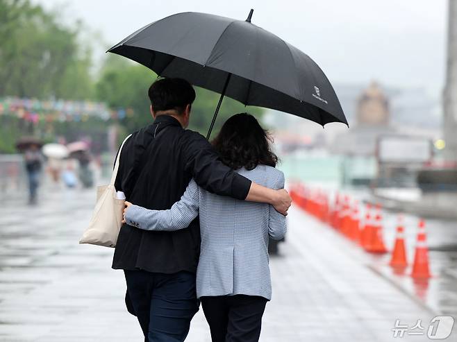 전국 대부분 지역에 비가 예보된 7일 오전 서울 종로구 세종대로사거리에서 우산을 쓴 시민들이 발걸음을 옮기고 있다. 2024.5.7/뉴스1 ⓒ News1 김진환 기자(사진은 기사 내용과 무관함)