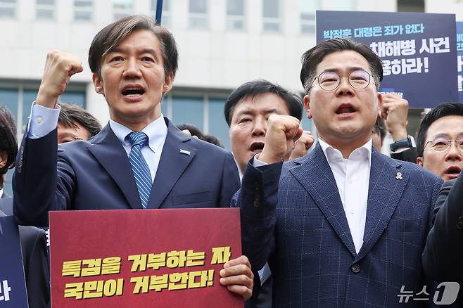 조국 조국혁신당 대표(왼쪽 두 번째부터)과 박찬대 더불어민주당 원내대표가 11일 오후 서울 용산구 대통령실 앞에서 열린 '해병대 채 상병 특검 수용 촉구 기자회견'이 끝난 뒤 악수를 나누고 있다. 2024.5.11/뉴스1 ⓒ News1 민경석 기자