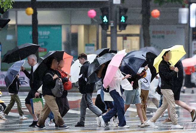 비가 내리는 11일 오후 도심을 지나는 한 시민들이 발걸음을 재촉하고 있다. 1/뉴스1 ⓒ News1