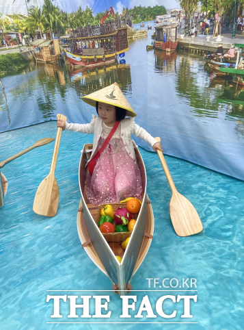 '성진가족과 세계로 문화여행' 프로그램에 참여한 어린이가 베트남여행 체험을 하고 있다./ 성진초등학교병설유치원