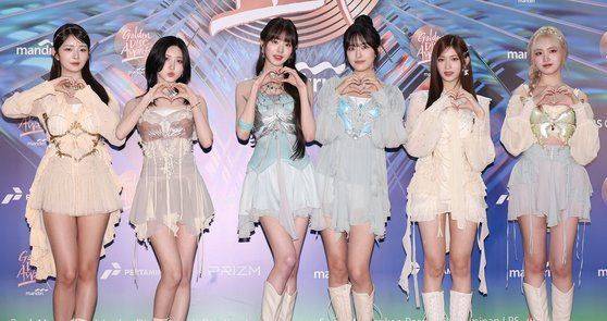 그룹 아이브가 지난 1월6일(현지시간) 인도네시아 자카르타 인터내셔널 스타디움에서 열린 '38회 골든디스크 어워즈 with 만디리' 레드카펫 행사에서 포즈를 취하고 있다. [사진출처=골든디스크 어워즈 사무국]