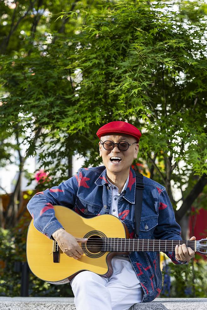 단결과 긍정, 열정, 희망을 담은 응원가 500곡을 써온 박문영씨. “우리 역사를 부정하고 비하하며 내부 분열을 꾀하는 이들이 우리의 가장 큰 적”이라고 했다. /양수열 영상미디어 기자