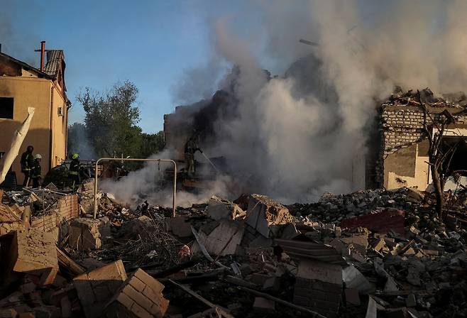 10일 우크라이나 하르키우에서 러시아의 공격으로 파괴된 건물 사이 연기가 나고 있다. /로이터 연합뉴스