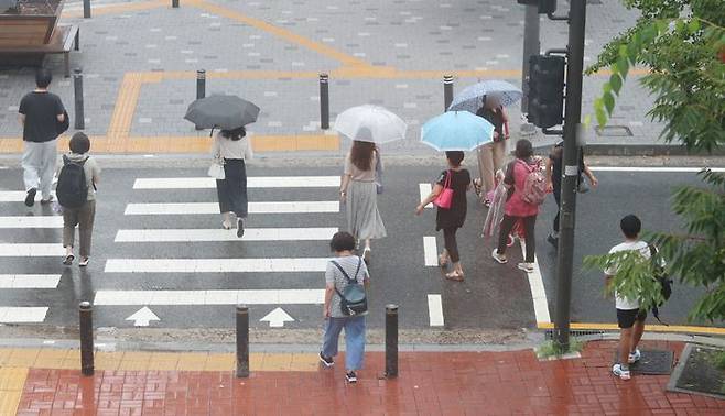 우산을 쓴 시민들이 길을 지나가고 있다. ⓒ데일리안DB