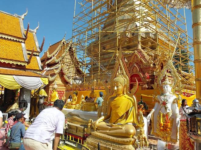 치앙마이 도이수텝 사원의 금색 불상. 사진 이환주 기자.