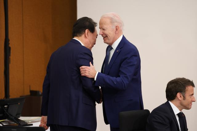 조 바이든(오른쪽) 미국 대통령이 지난해 5월 20일 주요 7개국(G7) 정상회의가 열린 일본 히로시마 그랜드프린스호텔에서 윤석열 대통령과 대화하고 있다. 일본 외무성 제공