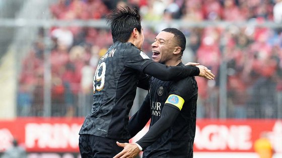 PSG의 이강인(왼쪽)과 음바페가 지난해 10월 29일 열린 브레스트와의 리그1 경기에서 팀의 두 번째 골을 넣은 후 축하하고 있다. 이강인의 택배 패스를 음바페가 마무리했다. AFP=연합뉴스