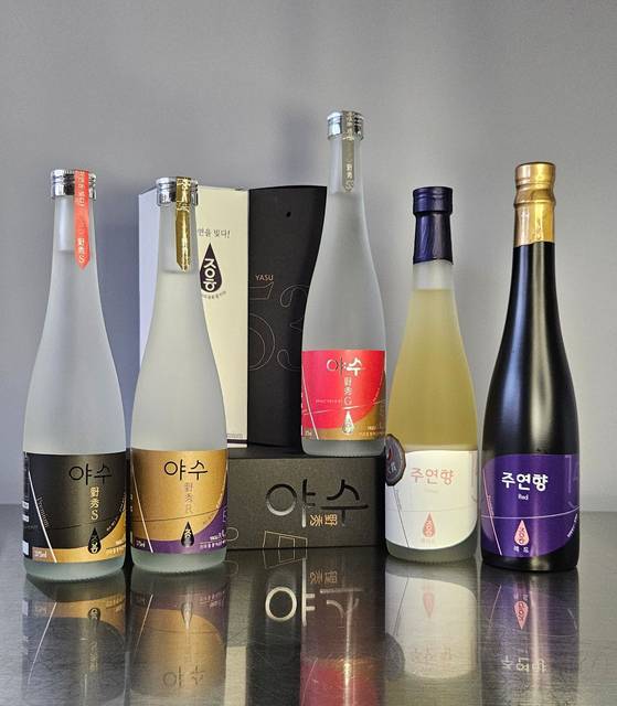 강화 섬쌀로 빚은 ‘주연향’의 탁주와 약주, 고구마·인삼 등을 사용한 소주 3종. [사진 주연향]