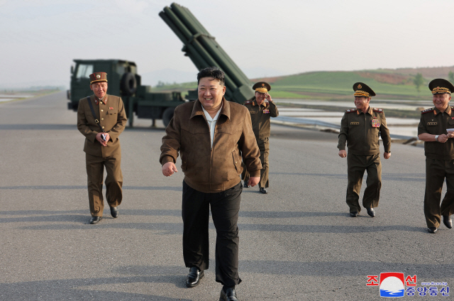 ▲ 북한 조선중앙통신은 11일 김정은 국무위원장이 전날 기술 갱신된 240㎜ 방사포 무기체계를 파악하고 조종(유도) 방사포탄의 시험사격을 봤다고 보도했다. [조선중앙통신·연합뉴스]