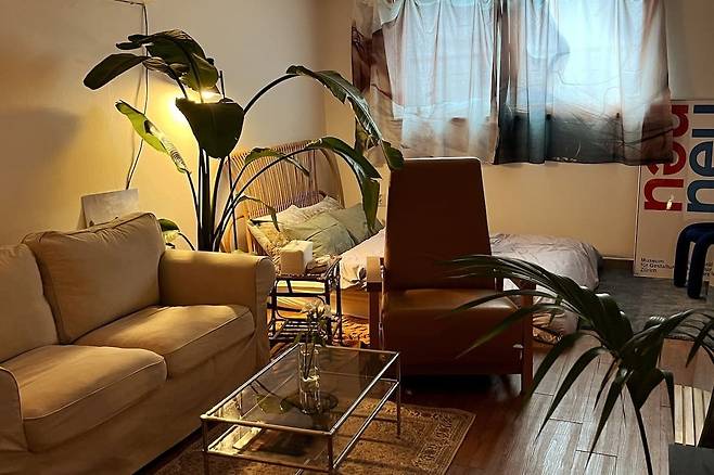 김희연(29) 씨가 삼삼엠투에서 단기임대로 운영중인 매물 내부 모습. 최소한의 저렴한 인테리어로 최대한 수익을 올리는 게 비결이라고 한다.