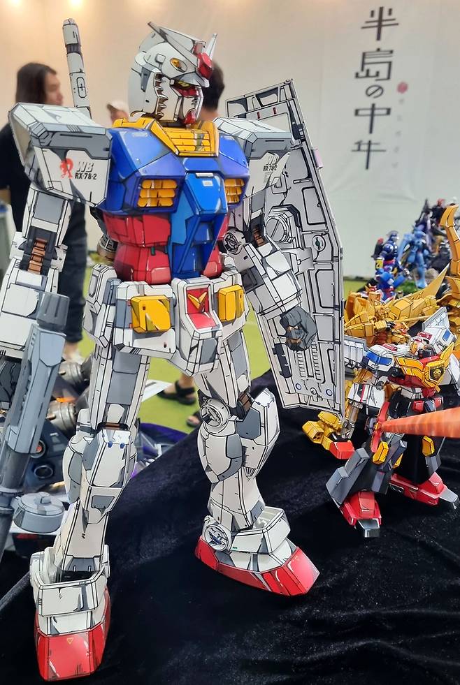 2023 서울팝콘 ‘반도의 중년’부스에 전시된 애니도색 퍼스트 건담