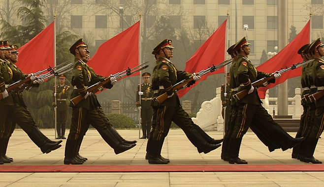 중국 인민해방군 의장대가 행진하는 모습. 인민해방군은 중국 공산당의 지휘를 받는 ‘당의 군대’입니다. [USAF·Myles Cullen·Wikimedia Commos]