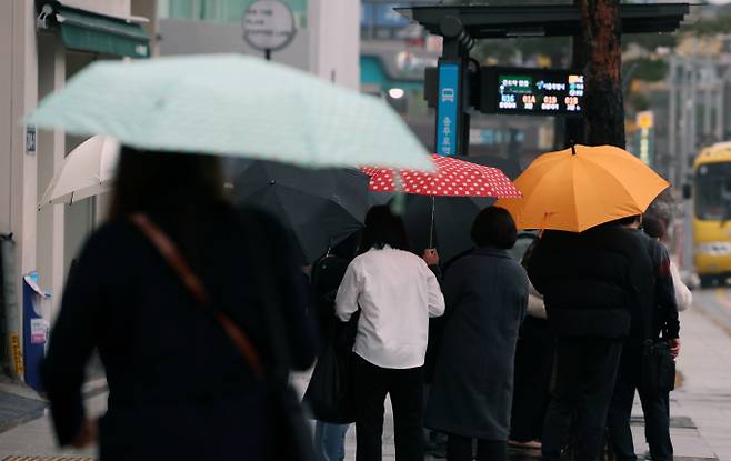 전국에 내리는 비가 일요일(12일)에 그칠 전망이다. 사진은 서울 충무로역 인근 버스정류장 모습. /사진=뉴시스