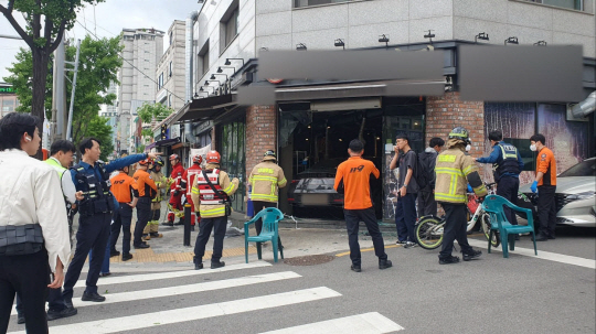 11일 낮 12시 쯤 서울 은평구 대조동 한 식당으로 차량이 돌진하면서 출입문과 내부 자재가 파손되는 사고가 발생했다. 뉴시스