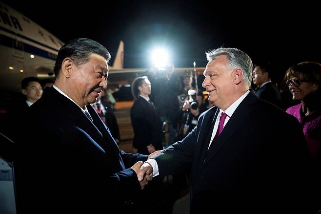 지난 8일(현지시간) 빅토르 오르반(오른쪽) 헝가리 총리가 국빈 방문을 위해 헝가리를 찾은 시진핑(習近平) 중국 국가 주석을 부다페스트 공항에 직접 나가 맞이하고 있다. [로이터]