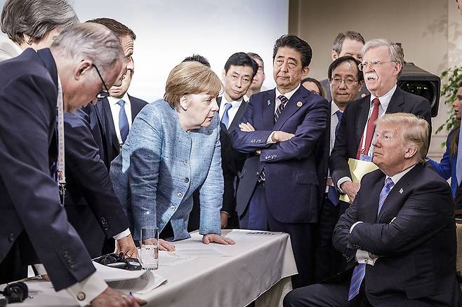 지난 2018년 6월 캐나다에서 개최한 주요 7개국 정상회의에 참석한 정상들의 모습. 팔짱을 끼고 앉은 도널드 트럼프(오른쪽 첫 번째) 전 미국 대통령을 찾아온 앙겔라 메르켈(가운데) 전 독일 총리 등 각국 정상이 답답한 표정으로 대화를 하는 장면은 동맹의 가치를 평가절하했던 트럼프 전 대통령의 특징을 보여주는 대표적인 사례로 꼽힌다. [AFP]