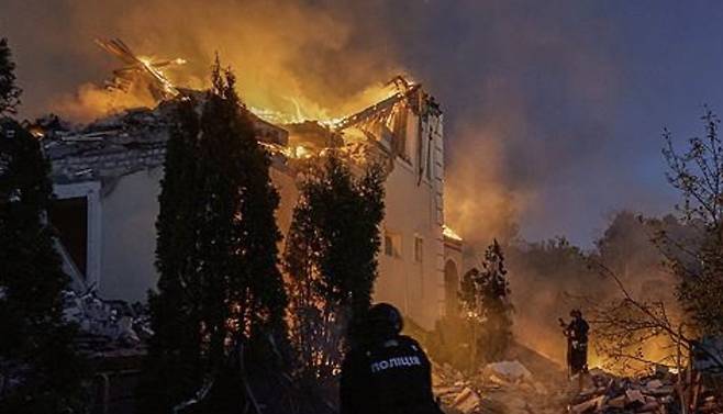 10일(현지시간) 러시아 포격에 불타는 우크라이나 하르키우 지역 민가. [EPA 연합]