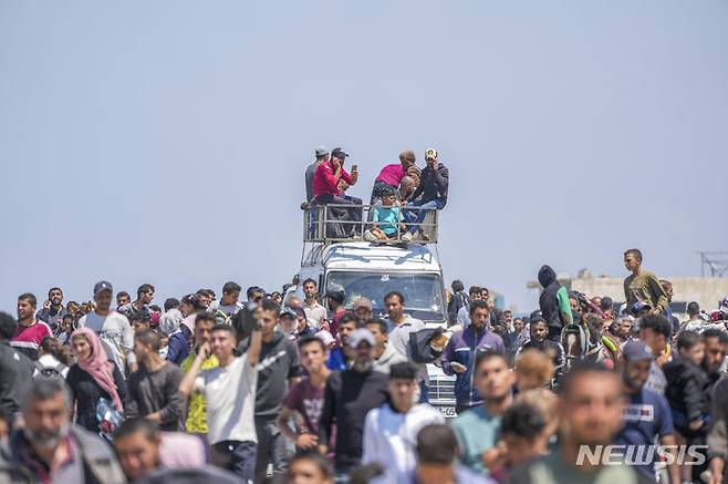 [가자지구=AP/뉴시스]지난달 14일(현지시각) 가자지구 중부의 팔레스타인 난민들이 가자지구 북부로 돌아가고 있다. 미 정부가 10일 이스라엘이 국제법을 위반해 미 지원 무기로 공격했다는 평가를 내렸다. 2024.05.11.