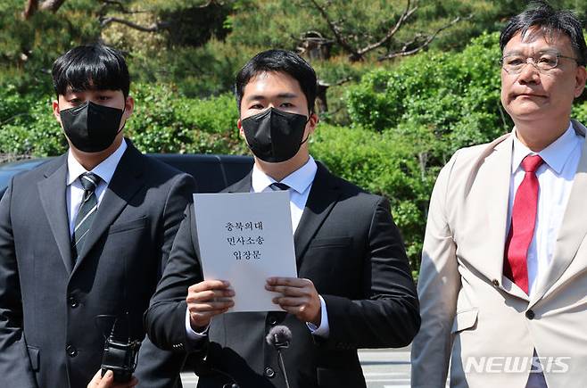 [서울=뉴시스] 최진석 기자 = 노정훈(가운데) 의대협 공동비대위원장이 지난달 22일 오후 서울 서초구 서울중앙지법 앞에서 전국 대학총장 상대 대입전형 시행계획 등 금지 가처분소송 관련 기자회견을 하고 있다. 왼쪽은 이준성(왼쪽) 충북대 의대 학생회장. 2024.05.11. myjs@newsis.com