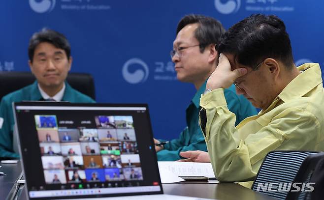 [서울=뉴시스] 최동준 기자 = 지난달 24일 서울 영등포구 한국교육시설안전원에서 이주호 사회부총리 겸 교육부 장관 주재 의과대학 운영 대학 총장과 영상 간담회가 열리고 있다. (공동취재) 2024.05.11. photocdj@newsis.com