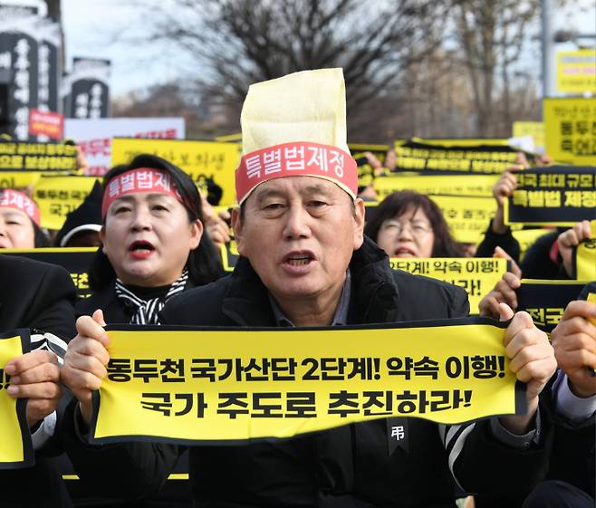 지난해 12월 14일 국방부 앞에서 열린 시민총궐기대회에 참석한 박형덕 시장이 지원을 촉구했다. 동두천시 제공
