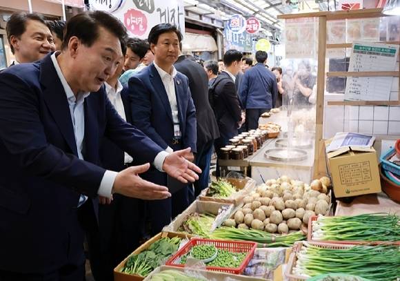 윤석열 대통령이 10일 서울 서대문구 영천시장을 찾아 야채 가게를 둘러보고 있다. 연합뉴스