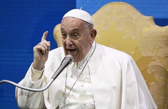 프란치스코 교황이 10일(현지시간) 이탈리아 로마에서 열린 저출산 문제 해결을 위한 콘퍼런스에 참석해 연설하고 있다. 연합뉴스