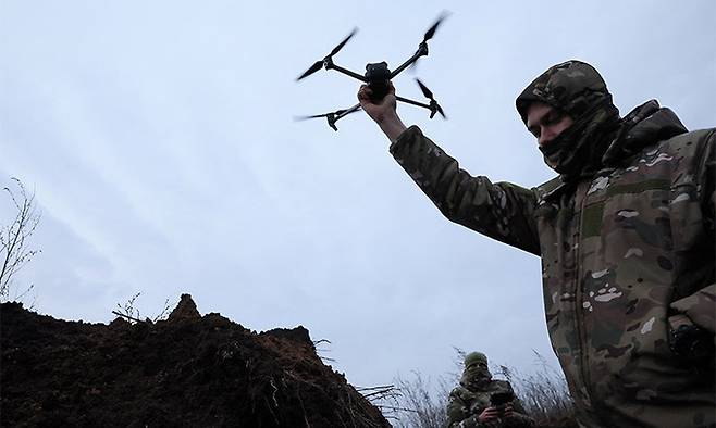 우크라이나 군인이 쿼드콥터를 띄울 준비를 하고 있다. 로이터연합뉴스