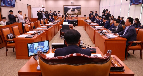 여당의 빈자리 - 18일 서울 국회에서 열린 농림축산식품해양수산위원회 전체회의가 열리고 있다. 이날 민주당은 ‘양곡관리법 개정안’과 ‘농산물 가격 안정법 개정안’을 국회 본회의에 직회부하는 안 등을 단독으로 가결했다. 2024.4.18 연합뉴스