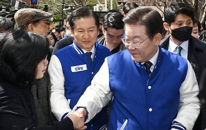 이재명 더불어민주당 대표가 3월 18일 서울 마포구 경의선숲길과 백범로 일대를 돌며 시민들에게 정청래(마포을) 후보의 지지를 호소하고 있다. [공동취재사진]