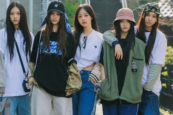 뉴진스,  '스트리트 패션 대부' 히로시 후지와라 손잡았다