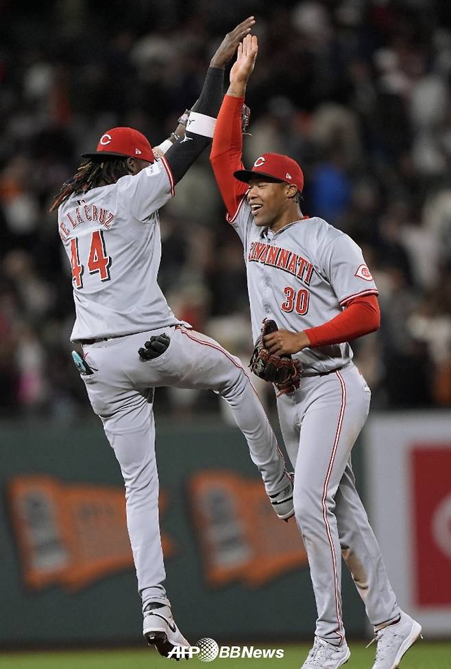 11일(한국시간) 샌프란시스코 자이언츠와 신시내티 레즈의 경기 모습. 신시내티 선수들이 승리 후 기뻐하고 있다. /AFPBBNews=뉴스1