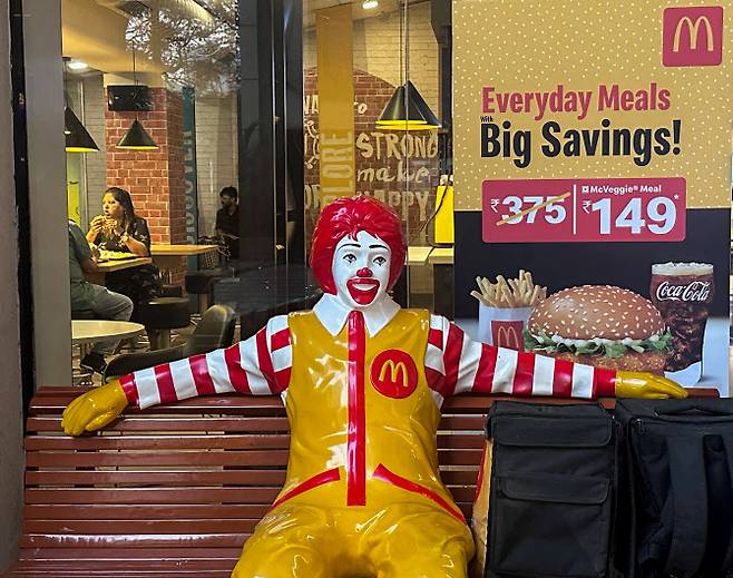 패스트푸드 체인점 맥도날드의 마스코트인 로널드 맥도날드 동상이 레스토랑 밖에 세워져 있다.(사진=로이터)