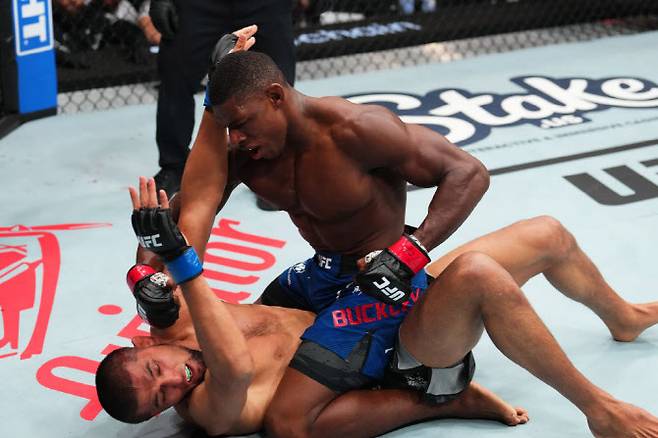 와킨 버클리가 파운딩을 퍼붓고 있다. 사진=UFC