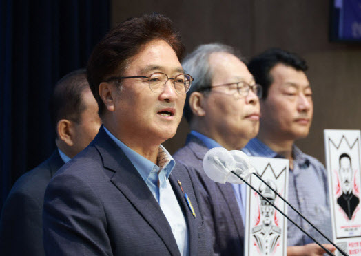 우원식(왼쪽) 더불어민주당 의원.(사진=연합뉴스)