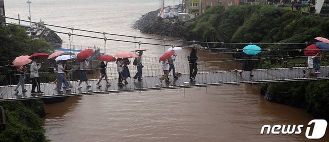 관광객들이 우산을 쓰고 제주시 용담동 용연다리를 건너고 있다(뉴스1DB)ⓒ News1 고동명 기자