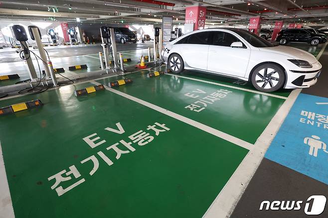 서울의 한 복합쇼핑몰 주차장에 마련된 전기차 충전소에서 전기차량들이 충전을 하고 있다. 2024.3.5/뉴스1 ⓒ News1 민경석 기자