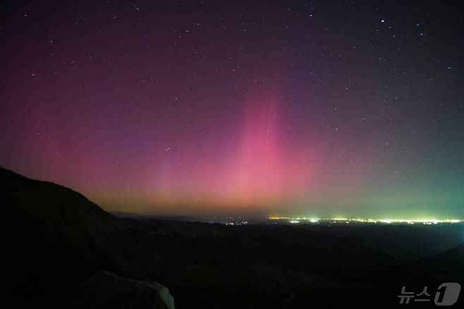 멕시코 테카테에서 바라본 멕시코 멕시칼리와 미국 칼렉시코 국경 도시 상공에서 태양 폭풍으로 인한 오로라 보레알리스의 불빛이 보이고 있다. 2024.5.11 ⓒ 로이터=뉴스1 ⓒ News1 신기림 기자